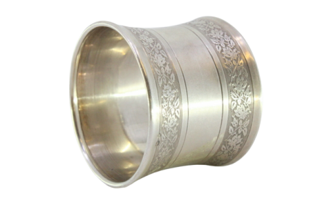 Argola de guardanapo em prata com gravados florais.